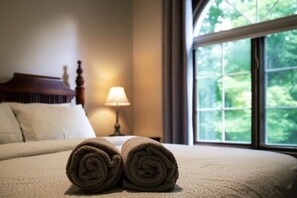 3 bedrooms, iron/ironing board, Internet, bed sheets - Mont-Tremblant Manoir Haven-Steps to Ski Resort/Village (Mont-Tremblant)