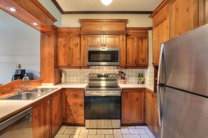 Private kitchen - Mont-Tremblant Manoir Haven-Steps to Ski Resort/Village (Mont-Tremblant)