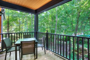 Outdoor dining - Mont-Tremblant Manoir Haven-Steps to Ski Resort/Village (Mont-Tremblant)