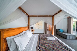 3 bedrooms, iron/ironing board, internet, bed sheets