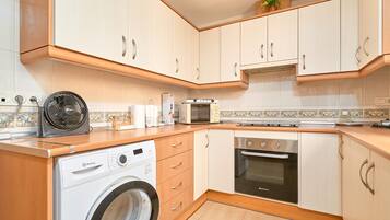 Een koelkast, een magnetron, een oven, een kookplaat