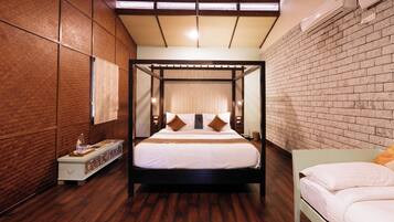 Caja de seguridad en la habitación y espacio para trabajar con laptop