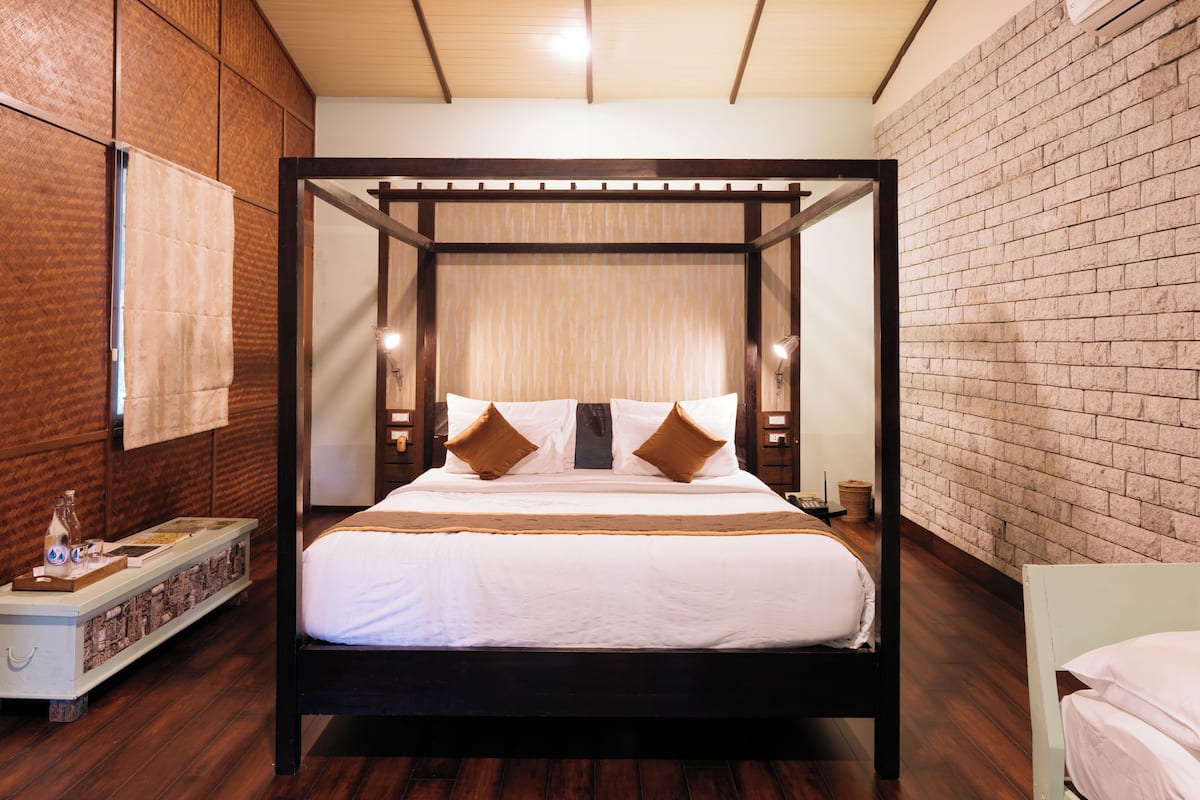 In-room safe, laptop workspace, blackout drapes, soundproofing