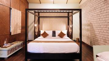 Luxury Triple Room, 1 Bedroom, Poolside