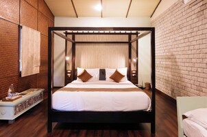 Habitación triple de lujo, 1 habitación, en la zona del jardín | Caja fuerte, espacio para trabajar con un portátil, cortinas opacas