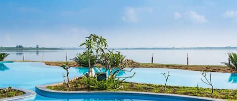 2 piscinas techadas, una piscina al aire libre