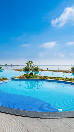 2 indoor pools, outdoor pool