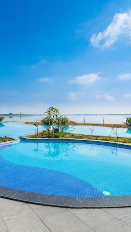 2 indoor pools, outdoor pool