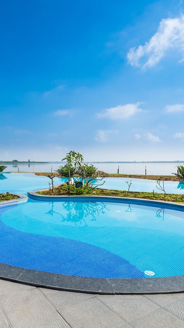 2 piscinas techadas, una piscina al aire libre