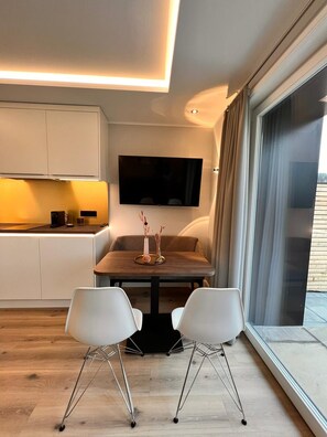 Comfort Tek Büyük Yataklı Oda, Park Manzaralı | Yemek sevisi