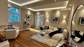 Luxury Suite, Garden View | Living area