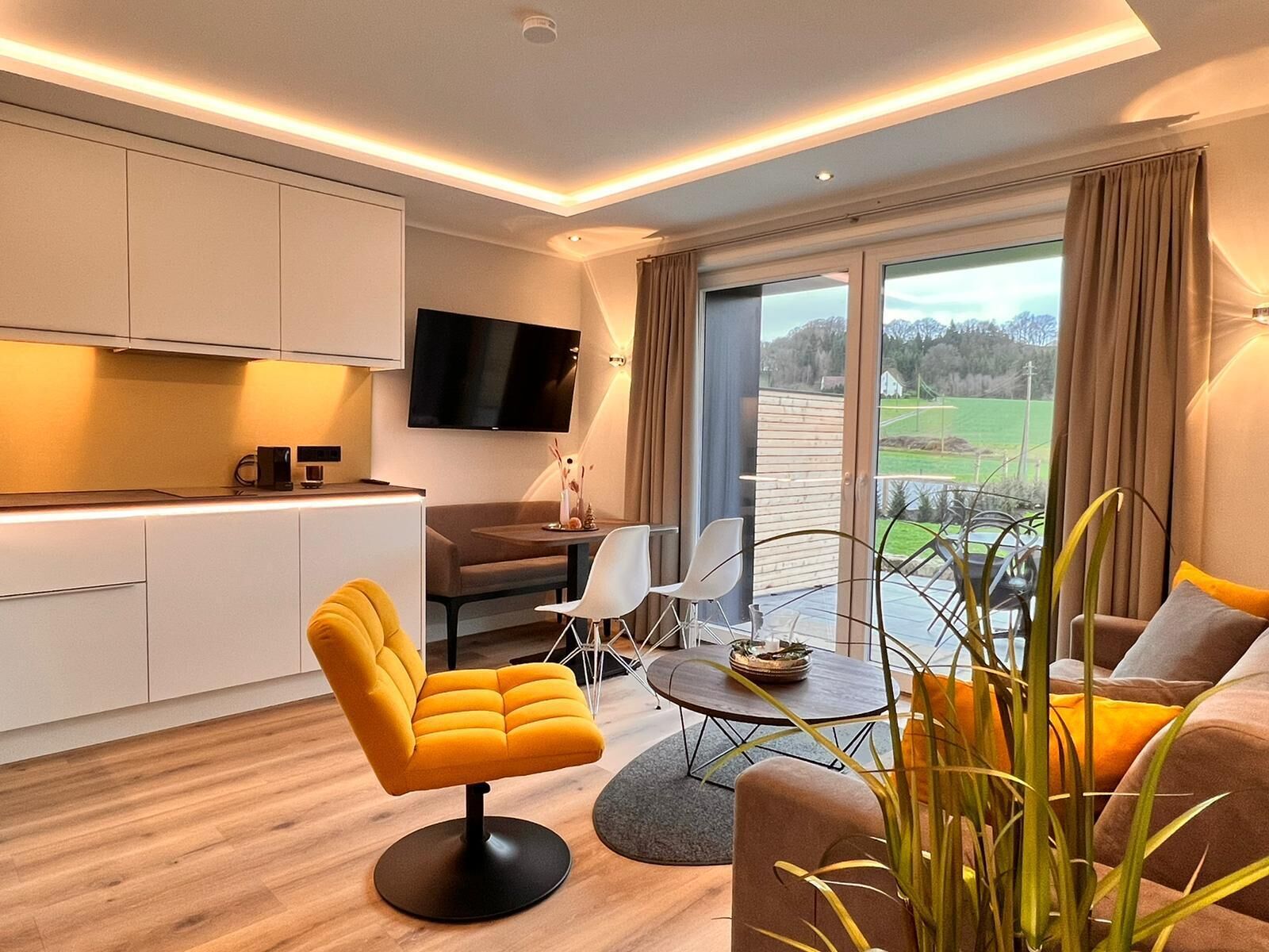 Comfort-Doppelzimmer, Parkblick | Wohnbereich | 45-Zoll-Smart-TV mit Satellitenempfang