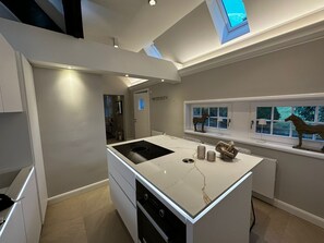 Luxury Suite, Garden View | Private kitchen | Full-size fridge, stovetop, dishwasher, espresso maker - LandGut & Residenz Driehof (Tecklenburg)