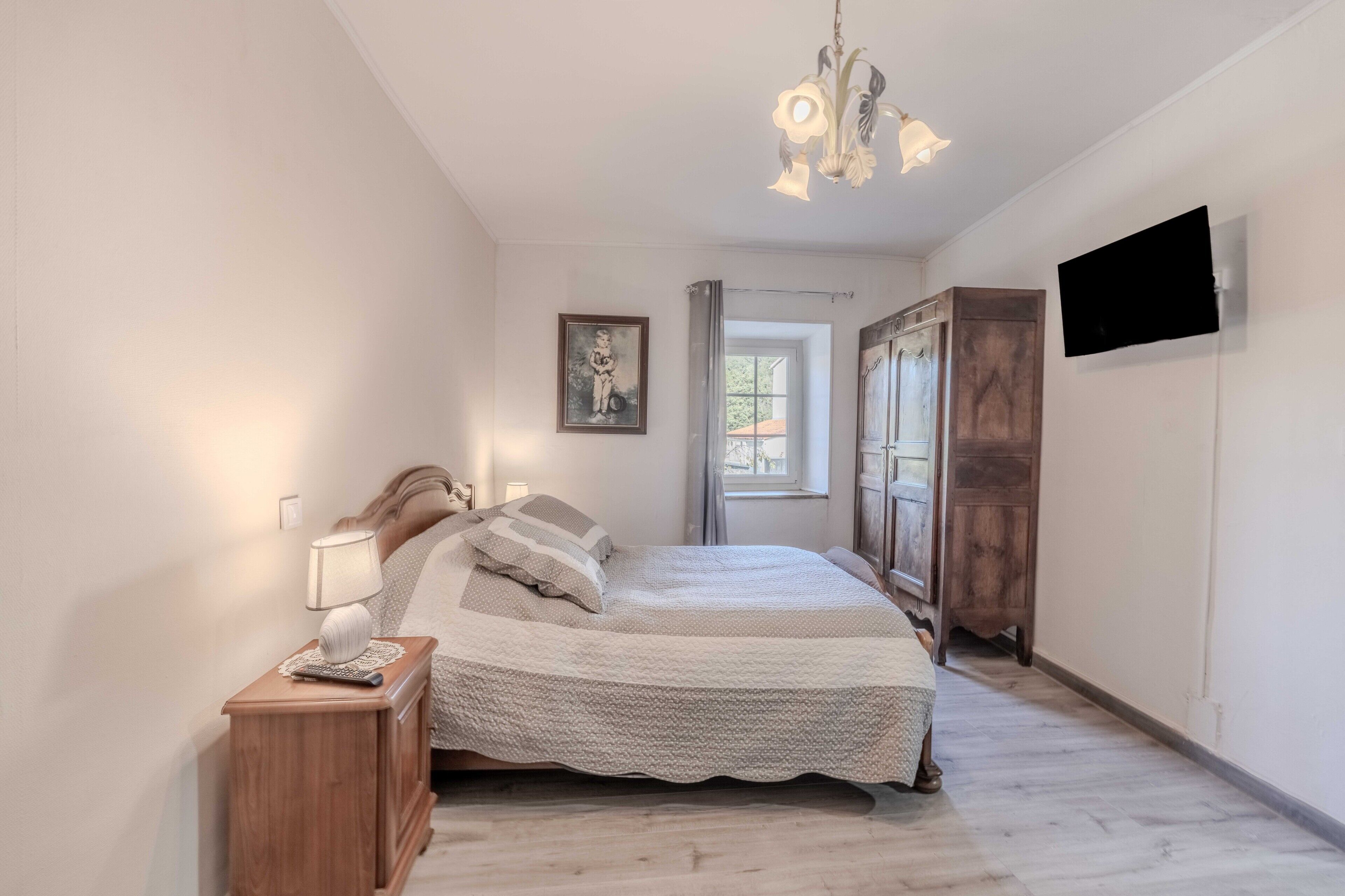 2 chambres, fer et planche à repasser, literie fournie