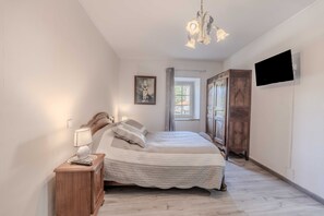 2 makuuhuonetta, silitysrauta/-lauta, vuodevaatteet