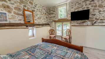 2 bedrooms, iron/ironing board, bed sheets