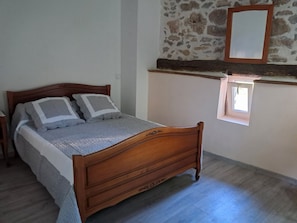 Iron/ironing board, bed sheets