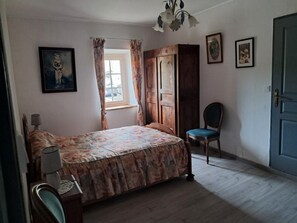 Iron/ironing board, bed sheets