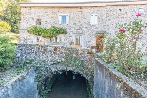 Gite du Moulin Ariège à Carla-de-Roquefort avec vue sur la montagne, jardin privé et climatisation