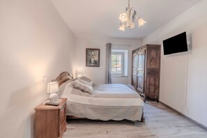 2 dormitorios, tabla de planchar con plancha, ropa de cama