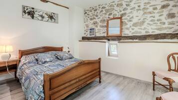 2 dormitoris, planxa i posts de planxar i roba de llit