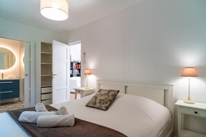 5 bedrooms, iron/ironing board, free WiFi, bed sheets