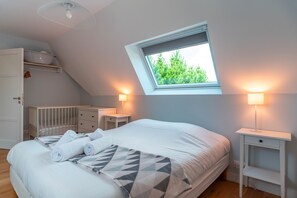 5 bedrooms, iron/ironing board, free WiFi, bed sheets