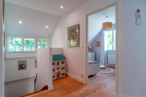 5 bedrooms, iron/ironing board, free WiFi, bed sheets