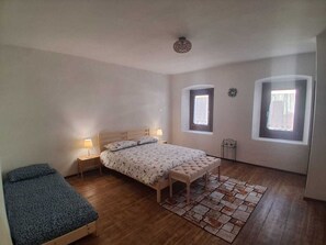 2 bedrooms, iron/ironing board, WiFi