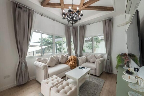 Living area - Springday House Pool Villa Near Nimman (Chiang Mai)