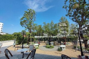 Outdoor dining - Springday House Pool Villa Near Nimman (Chiang Mai)