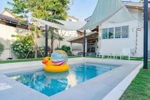 A swimming pool with a yellow inflatable duck and a colorful ball. - Springday House Pool Villa Near Nimman (Chiang Mai)