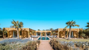 Piscine couverte, piscine extérieure