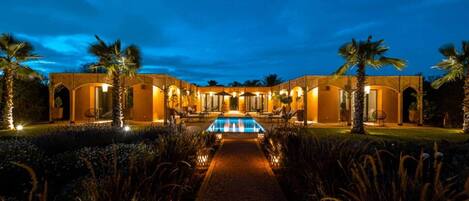 Sisäuima-allas, ulkouima-allas