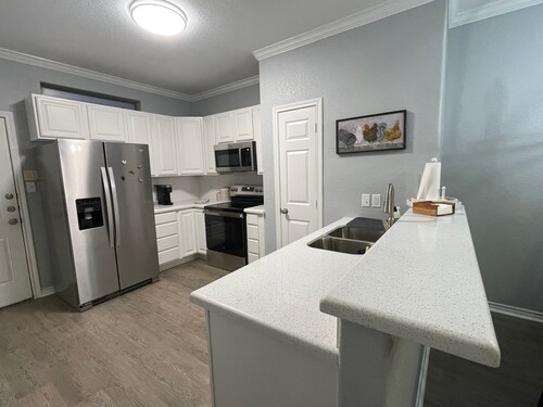 The Farmhouse - Spacious Townhome Minutes From Texas A&M University