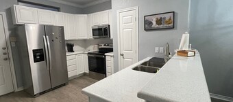 The Farmhouse - Spacious Townhome Minutes From Texas A&M University