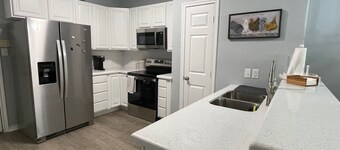 The Farmhouse - Spacious Townhome Minutes From Texas A&M University
