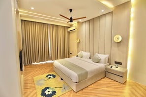 In-room safe, laptop workspace, iron/ironing board, free WiFi