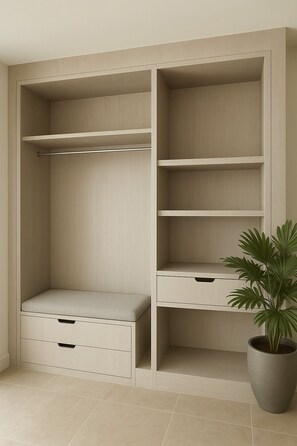 Quarto casal econômico | Cofres nos quartos, espaço de trabalho para notebook