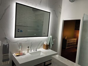 Dusche, Haartrockner, HandtĂŒcher, Seife