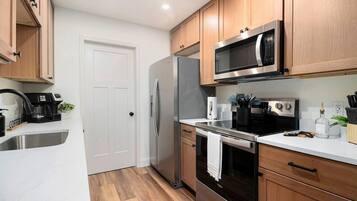 Køleskab, mikrobølgeovn, ovn, kogeplade