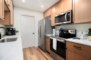 Geladeira, micro-ondas, fogão, cooktop