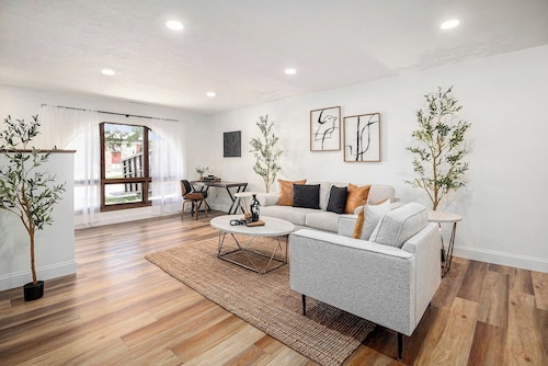 The Olive Branch |2 bed 2 bath| Wine Bar