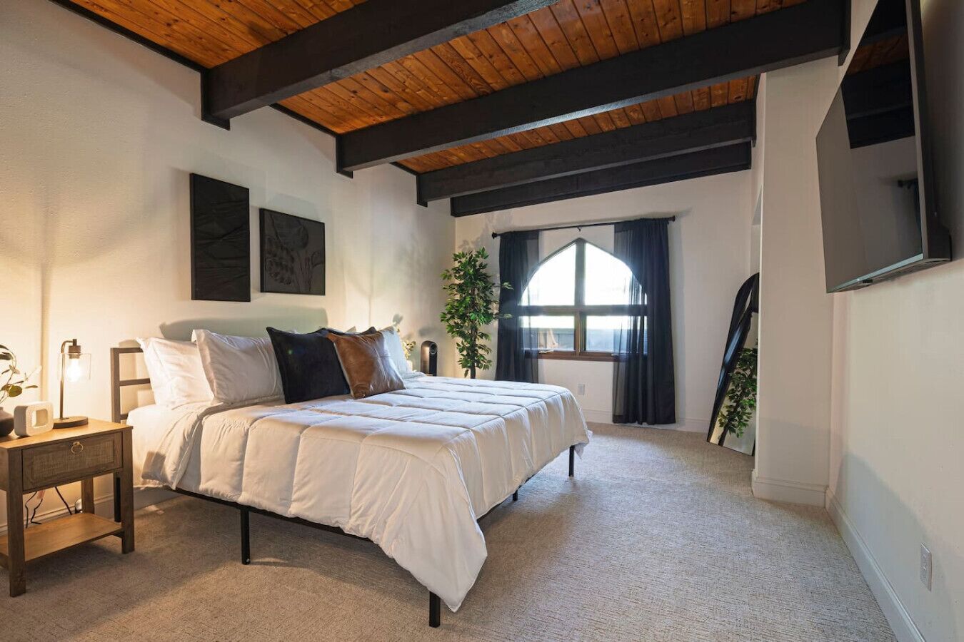 2 bedrooms, desk, iron/ironing board, WiFi