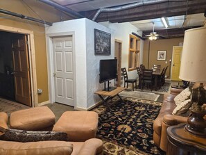 TV - Harvester Loft | Historic Charm (Sioux Falls)