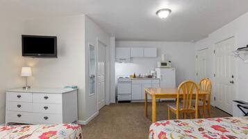 Comfort Double Room, Kitchen | Private kitchen | Mini-fridge, microwave