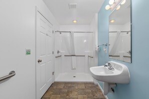 Quarto solteiro conforto | Banheiro | Chuveiro, sabonete, shampoo, papel higiênico