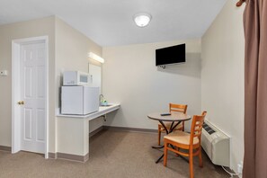 Camera doppia, 2 letti matrimoniali, patio, vista lago | Angolo cottura privato | Mini-frigorifero, microonde