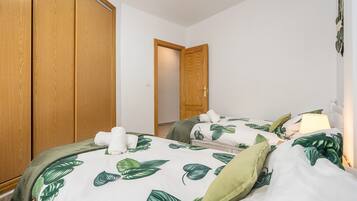 2 chambres, fer et planche à repasser, Wi-Fi, draps fournis