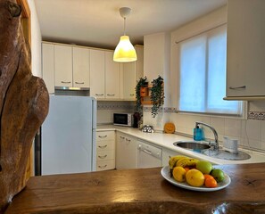 ثلاجة، ميكروويف، فرن، موقد طهي مسطح